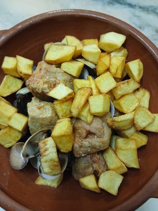 Carne de Porco à Alentejana
