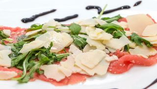 Carpaccio di manzo, rucola, grana e olio
