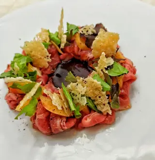 Carpaccio di manzo, zucchine julienne, Pachino e grana