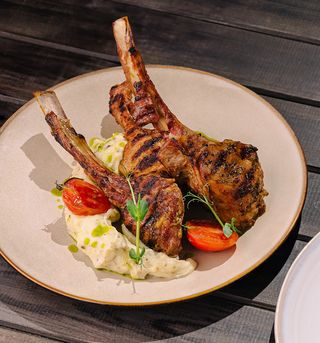 Carré de vițel cu pure de cartofi si trufe