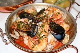 Cataplana de Peixes com Batata e Pão Frito