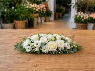 Centrotavola ovale con fiori di stagione bianco