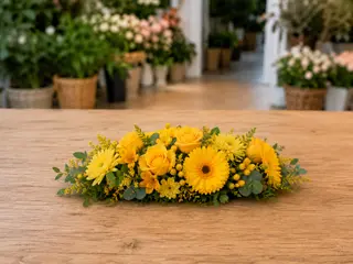Centrotavola ovale con fiori di stagione giallo