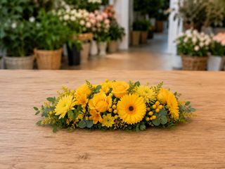 Centrotavola ovale con fiori di stagione giallo