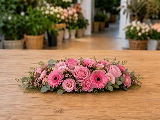 Centrotavola ovale con fiori di stagione rosa