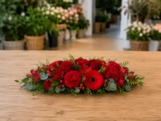 Centrotavola ovale con fiori di stagione rosso