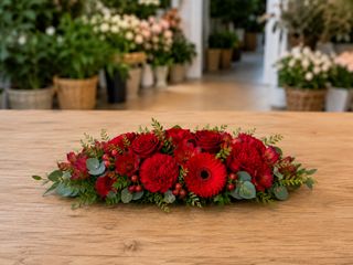Centrotavola ovale con fiori di stagione rosso
