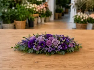 Centrotavola ovale con fiori di stagione viola