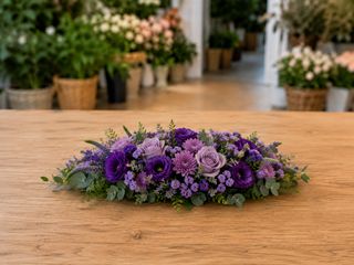 Centrotavola ovale con fiori di stagione viola