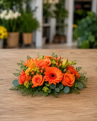 Centrotavola rotondo con fiori di stagione
