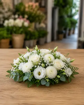 Centrotavola rotondo con fiori di stagione bianco