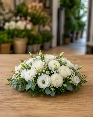 Centrotavola rotondo con fiori di stagione bianco