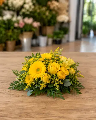 Centrotavola rotondo con fiori di stagione giallo
