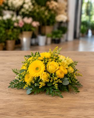 Centrotavola rotondo con fiori di stagione giallo