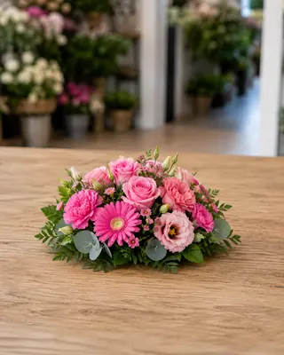 Centrotavola rotondo con fiori di stagione Rosa
