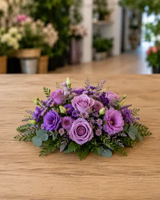 Centrotavola rotondo con fiori di stagione viola
