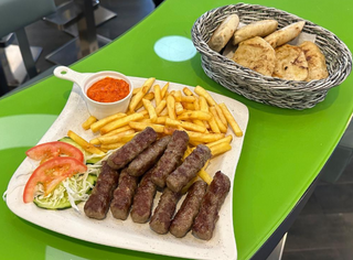 Ćevapi s prilogom