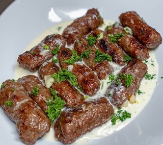 Ćevapi na kajmaku, pomfrit i hleb