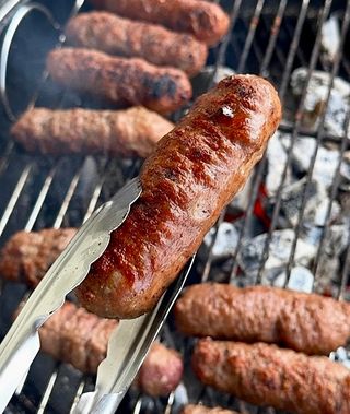 Ćevapi na žaru, pomfrit i hleb