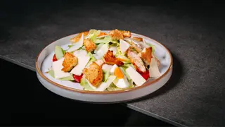 Cezar salata sa piletinom.