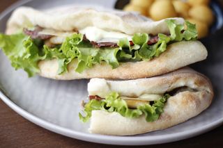 Cezar pileći sendvič