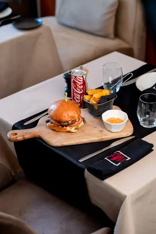 Cheeseburger, potatoes et boisson 25cl aux choix