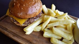 Cheeseburger sa pomfritom