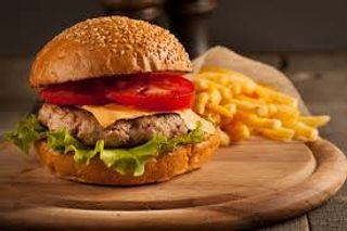 Cheeseburger sa pomfritom