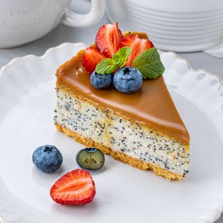 Cheesecake cu mac și fructe de sezon