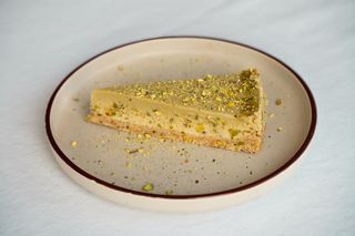 Cheesecake s pistačima i bijelom čokoladom