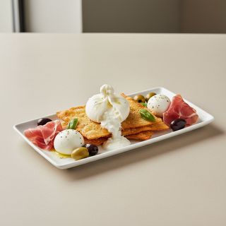 Chiacchere con burrata, bufala, crudo e olive