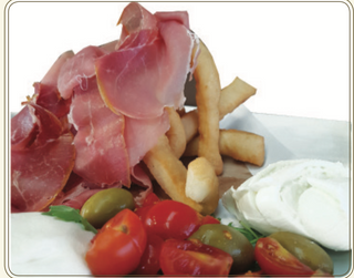 Chiacchere con bufala e crudo