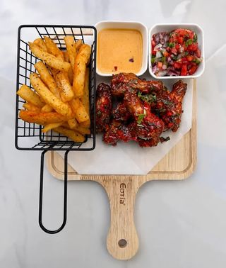 Chicken Wings With Fries