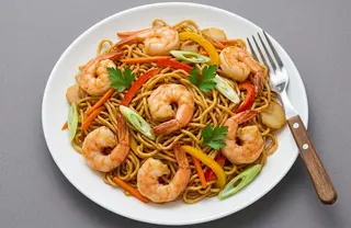 Chow Mein com Camarão