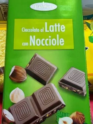 Cioccolato al latte con nocciole