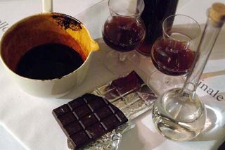 Cioccolato artigianale fondente a scaglie con bicchierino di Barolo chinato