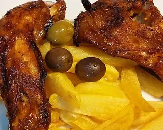 Coelho Grelhado com Alho e Coentros com Batata Frita e Esparregado