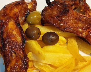 Coelho Grelhado com Alho e Coentros com Batata Frita e Esparregado