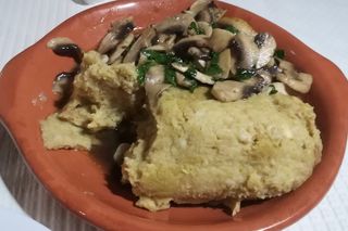 Cogumelos à Bulhão Pato com Migas de Espargos