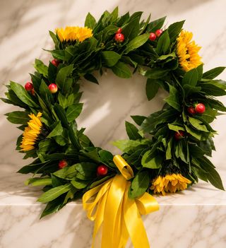 Corone di laurea con girasoli