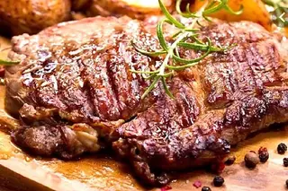 Costeleta de Bovino no Churrasco com Batata Frita e Esparregado