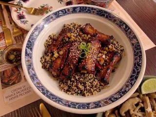 Costine di maiale saltate con quinoa