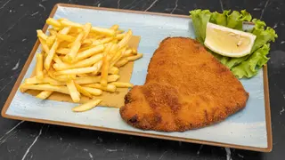 Cotoletta di pollo con patate fritte