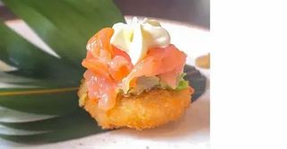 Crispy rice guacamole e salmone
