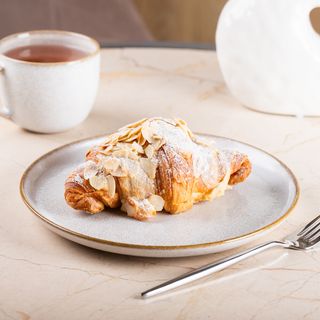 Croissant cu migdale