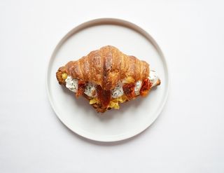 Croissant strapazzato e ricotta