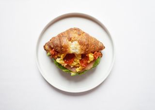 Croissant strapazzato e salmone
