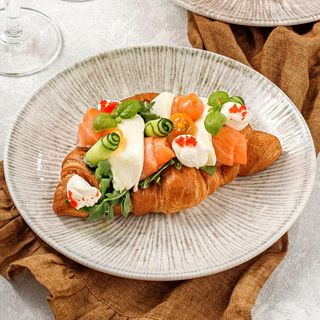 Круассан с лососем и буффало/ Croissant cu Somon și Buffalo