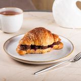 Croissant cu cremă de vișine și ciocolată