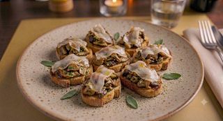 Crostini con funghi porcini e lardo